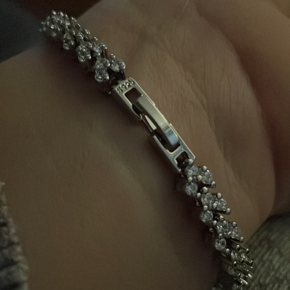 Stunning Crystal Tennis Bracelet - Picture 5 of 7